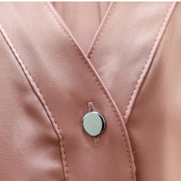 White House Black Market Coral Long Sleeve Cuff Satin Shirt in Size 8 - Picture 2 of 7